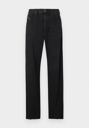 Jeans de mezclilla negra con un diseño de corte recto, bolsillos delanteros y un detalle de pestaña roja en el bolsillo izquierdo. La tela tiene una ligera textura.