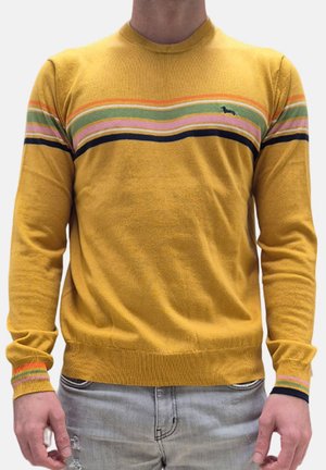Maglione giallo lavorato a maglia con righe orizzontali in rosa, verde, arancione e blu marino, con polsini e orlo a costine, e un piccolo dettaglio con logo.