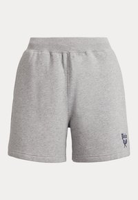 Shorts décontractés gris clair avec ceinture élastique et petit texte "Polo" bleu foncé ainsi qu'un logo de raquette de tennis sur la partie inférieure de la jambe gauche.