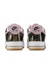 Nike Air sneakers med et skinnende camouflage mønster, pink accenter, polstret krave og hvid mellemsål med en gummirubber ydersål.