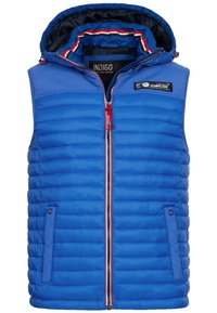Chaleco acolchado azul con capucha, que presenta patrones de costura vertical, acentos en rojo y blanco, dos bolsillos laterales y cierre frontal con cremallera.
