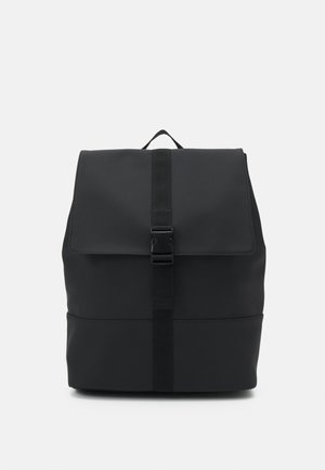 Zaino nero con pattina pieghevole, realizzato in materiale testurizzato. Presenta una cinghia centrale con fibbia e una maniglia superiore per il trasporto.