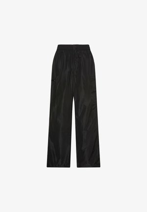 Pantalon cargo noir à jambes larges en tissu lisse et léger. Comprend une taille élastique avec fermeture par bouton et des poches latérales.
