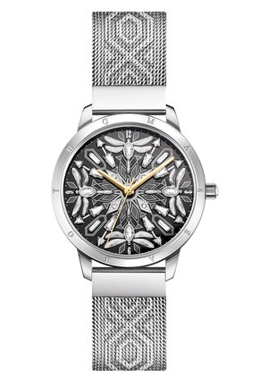 Orologio da polso argentato con cinturino in maglia decorata, quadrante nero con design simmetrico, motivi di libellule e lancette dorate.
