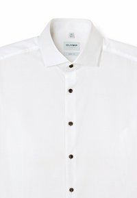 Weißes Hemd mit durchgehender Knopfleiste, breitem Kragen, braunen Knöpfen und glatter Textur. Mit dem Aufdruck "OLYMP LEVEL 5 BODY FIT".