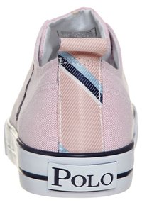 Ljusrosa canvas-sneakers med ett mönstrat parti bak som har blå och marinblå diagonala ränder. Vit gummisula med "POLO"-logotyp.
