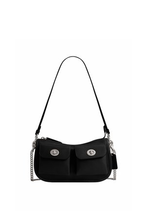 Borsa a tracolla in pelle nera con due tasche frontali con patta caratterizzate da chiusure a giro in argento e dettaglio a catena sulla tracolla.