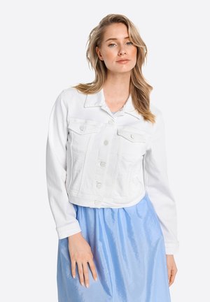 Witte cropped denim jas met knoopsluiting, twee borstzakken en lange mouwen. Gecombineerd met een lichtblauwe rok. Vette textuur.
