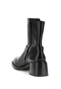 Botine negre din piele, cu finisaj elegant, fermoar lateral și toc cilindric. Au un design minimalist, cu o textură netedă.