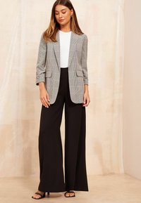 Friends Like These TO EDGE - REGULAR FIT - Blejzr - grey
