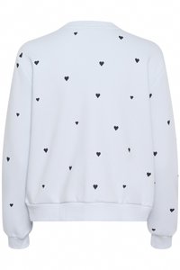 Sudadera azul claro con cuello redondo, decorada con pequeños patrones de corazones negros dispersos. Los puños y el dobladillo acanalados añaden textura.