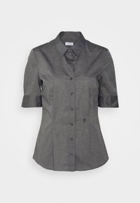 Blusa grigia a maniche corte con un design aderente, colletto, bottoni frontali e un piccolo ricamo di fiore sul lato sinistro.