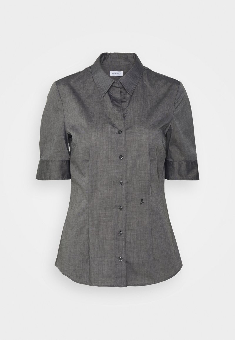 Blusa grigia a maniche corte con un design aderente, colletto, bottoni frontali e un piccolo ricamo di fiore sul lato sinistro.