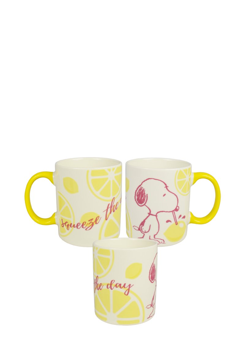 Ceramic mugs with yellow handles, featuring lemon patterns and pink illustrations of a dog sipping lemon juice. Text includes "squeeze the day."