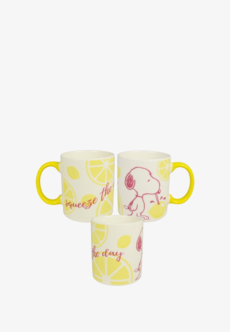 Keramiktassen mit gelben Griffen, versehen mit Zitronenmustern und rosa Illustrationen eines Hundes, der Zitronensaft trinkt. Der Text lautet "Nutze den Tag".