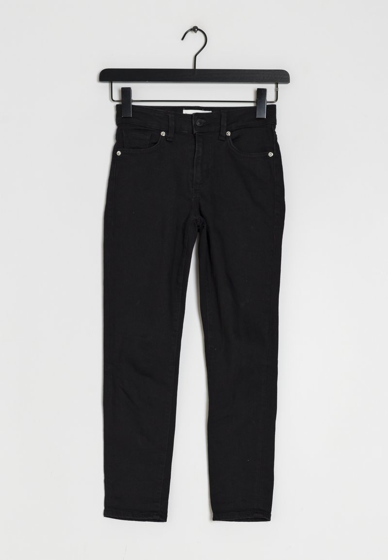 Jeans ajustados negros de algodón con una textura suave. Presenta cinco bolsillos, trabillas para cinturón y detalles de botones metálicos.