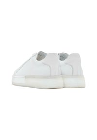 Baskets en cuir blanc avec un dessus lisse, un bout rond et une semelle en caoutchouc transparent avec des détails de couture subtils.