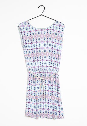 Sukienka bez rękawów sięgająca do kolan, z różowo-niebiesko-białym geometrycznym wzorem i beżowym paskiem ze ściągaczem w talii, zawieszona na czarnym wieszaku.