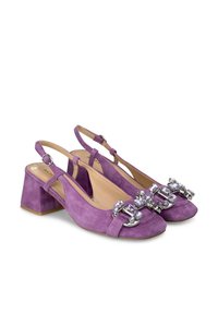 Tacones slingback de ante morado con puntera redondeada, tacón cuadrado grueso y un acento de hebilla plateada adornada con piedras preciosas.