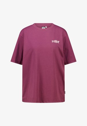 Camiseta de algodón color granate con mangas cortas y cuello redondo. Presenta un diseño gráfico blanco en el pecho izquierdo. Corte holgado, sin marcas visibles.