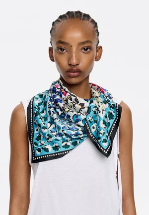 Pañuelo de seda con un patrón floral en turquesa, azul y rosa, con un borde negro sólido y acentos de puntos blancos.