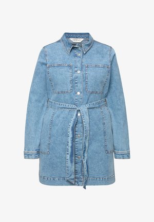 Lichtblauwe denim jurk met een kraag, knoopsluiting aan de voorkant, twee borstzakken en een riem in de taille. Voorzien van gestikte details.