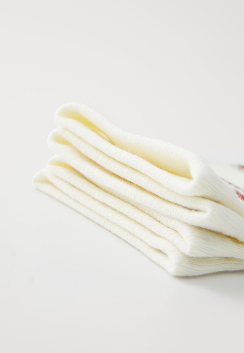Vouwbare katoenen sokken in een crèmekleur, met een zachte textuur en een gladde afwerking, voorzien van een subtiel, minimalistisch ontwerp en zonder zichtbare patronen.