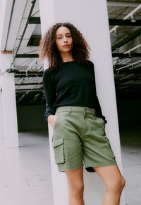 Oxmo OXKVINNE REGULAR FIT - Šorti - dusty olive