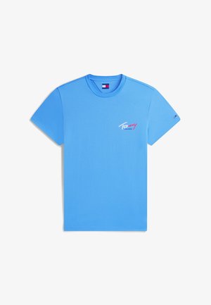 Šviesiai mėlyna trumpomis rankovėmis marškinėliai su apvalia iškirpte, ant krūtinės kairėje pusėje mažas baltas ir raudonas „Tommy Jeans“ logotipas bei ant kairės rankovės mažytė vėliavos emblema.