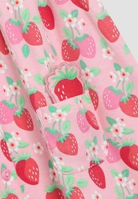 Tissu rose à motifs de fraises rouges et de fleurs blanches. Comprend une poche avec un motif de fraise et une texture douce.