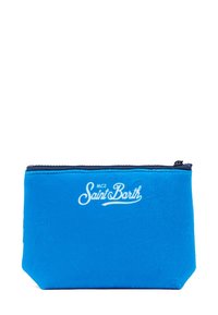 Pochette blu con zip realizzata in materiale morbido, con il logo bianco "MC2 Saint Barth" sul fronte. Design piatto con forma rettangolare.
