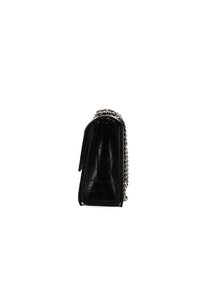 Borsa in ecopelle effetto coccodrillo nera con tracolla in catena argentata, caratterizzata da una forma rettangolare strutturata e una texture liscia. Motivo in rilievo notevole.