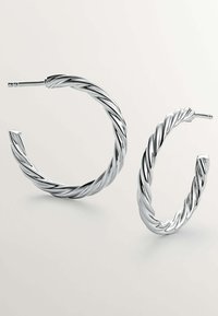 Pendientes de aro retorcidos de plata con un acabado brillante y un intrincado diseño en espiral, que destacan por su forma ligera y elegante.