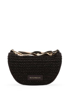 Bolso de mano negro tejido en forma de media luna con cierre metálico dorado y cremallera, con una etiqueta "BOSANOVA" en el frente.