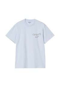 Camiseta de algodón azul claro, de mangas cortas y cuello redondo. Presenta el texto "Carhartt WIP" en una impresión plateada texturizada en el lado izquierdo del pecho.