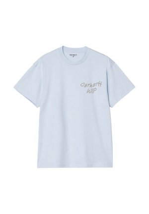 Camiseta de algodón azul claro, de mangas cortas y cuello redondo. Presenta el texto "Carhartt WIP" en una impresión plateada texturizada en el lado izquierdo del pecho.