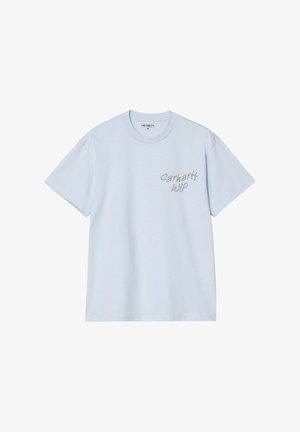 Camiseta de algodón azul claro, de mangas cortas y cuello redondo. Presenta el texto "Carhartt WIP" en una impresión plateada texturizada en el lado izquierdo del pecho.