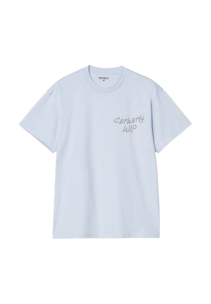 Camiseta de algodón azul claro, de mangas cortas y cuello redondo. Presenta el texto "Carhartt WIP" en una impresión plateada texturizada en el lado izquierdo del pecho.