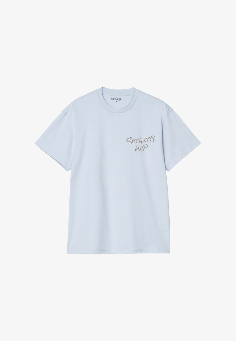 Camiseta de algodón azul claro, de mangas cortas y cuello redondo. Presenta el texto "Carhartt WIP" en una impresión plateada texturizada en el lado izquierdo del pecho.