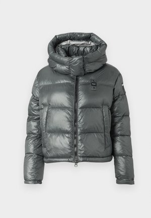 Puffet grå jakke med høy, justerbar krage, glidelås foran og to store lommer foran; blank, quiltet tekstur.