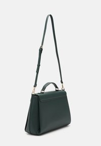 Zielona torebka z sztucznej skóry o strukturalnym designie, z górnym uchwytem, regulowanym paskiem na ramię i złotymi akcentami.