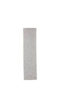 Szary, dziany szalik o wydłużonym prostokątnym kształcie, o miękkiej teksturze, minimalistycznym designie, z małym logo na jednym końcu.
