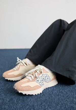 Zapatillas con una combinación de colores rosa y beige, que presentan un panel con estampado de leopardo, cordones blancos y detalles en gamuza texturizada.