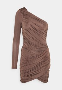 Robe marron à une épaule en tissu doux et extensible avec des détails froncés et une silhouette ajustée, s'effilant à l'ourlet.