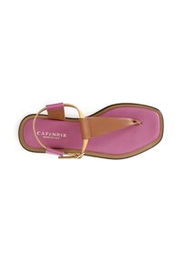 Platte sandaal met een roze leren voetbed, een bruine leren teenband en een beige enkelband met een gouden gesp.