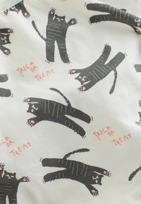 Motivo con gatti neri e accenti rosa su uno sfondo bianco, con pose giocose e il testo "TRICK OR TREAT" in arancione.