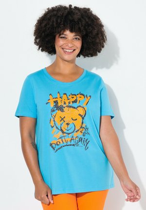 Turquoise t-shirt, korte mouwen, met een zwart en oranje beerafbeelding en het woord "HAPPY." Zachte textuur, ontspannen pasvorm.