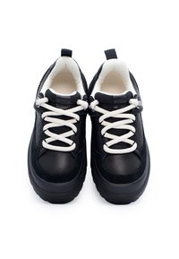 Czarne sneakersy z cholewką z leatheru i zamszu, białymi sznurowadłami, wyprofilowanym kołnierzem i masywną podeszwą. Posiadają logo na języku i odblaskowe akcenty.