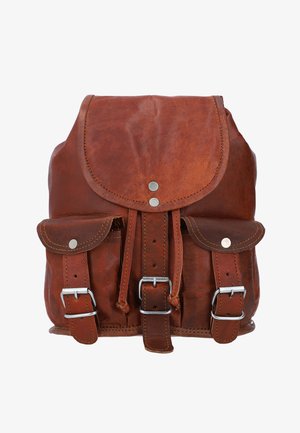 Mochila de cuero marrón con cierre de solapa, dos bolsillos frontales con hebillas y tachuelas metálicas sobre un fondo blanco.