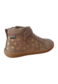 Botín de ante marrón hasta el tobillo con patrones de estrellas, cierre con cordones y Velcro, suela de goma y costuras reforzadas.